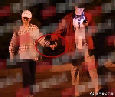 张靓颖吃瓜看娱乐圈