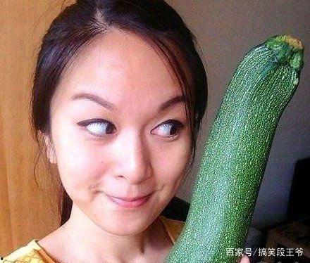 搞笑娱乐吃瓜少女图片,带你领略欢乐瞬间